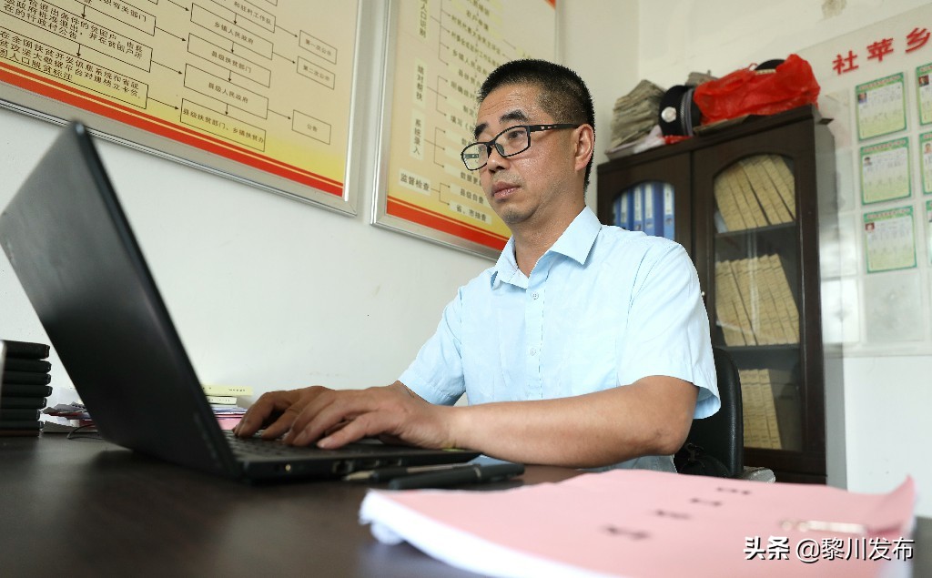 脱贫攻坚第一书记典型事迹报告,脱贫攻坚第一书记的故事