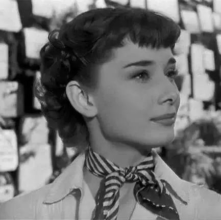 短丝巾搭配衬衫及职业装系法大全,女士黑色衬衣职业装配什么丝巾