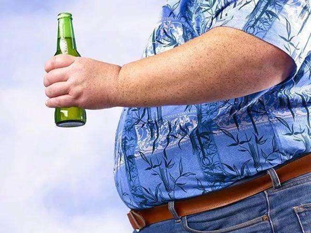 男人瘦肚子和胸部赘肉,男人肚子赘肉