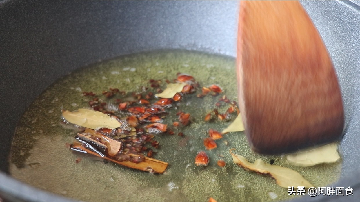 最简单的熬黄豆酱的做法,快速熬制黄豆酱的做法