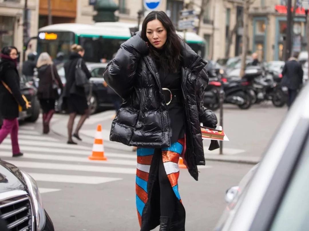 早春羽绒服穿搭又暖又时髦,轻薄羽绒服早春款