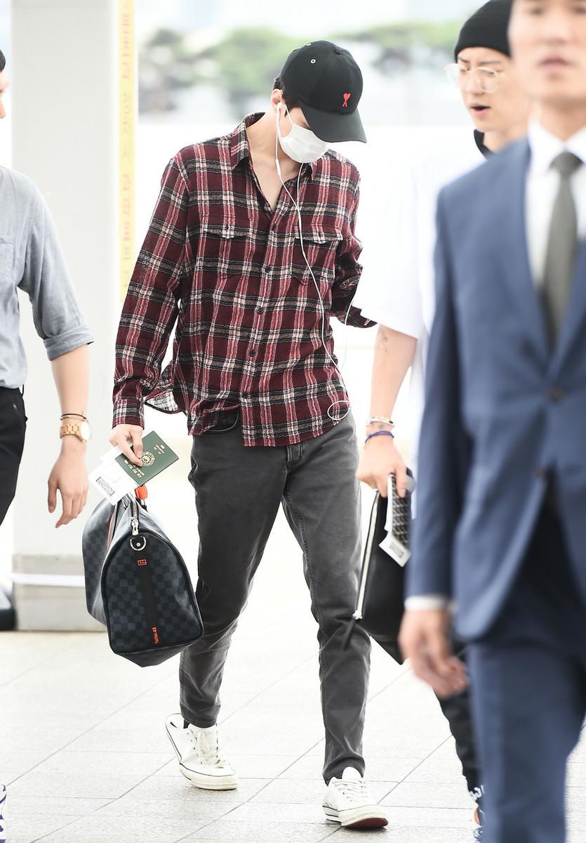 吴世勋穿牛仔裤跳舞视频,吴世勋机场西装走路视频