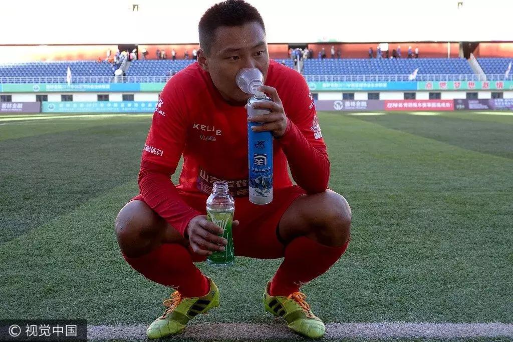 背着氧气罐踢足球,带着氧气瓶踢球