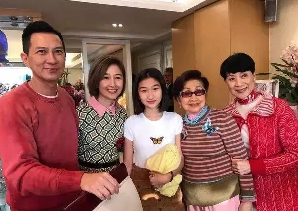 一代天后张柏芝,50岁关咏荷素颜出街竟宛如少女