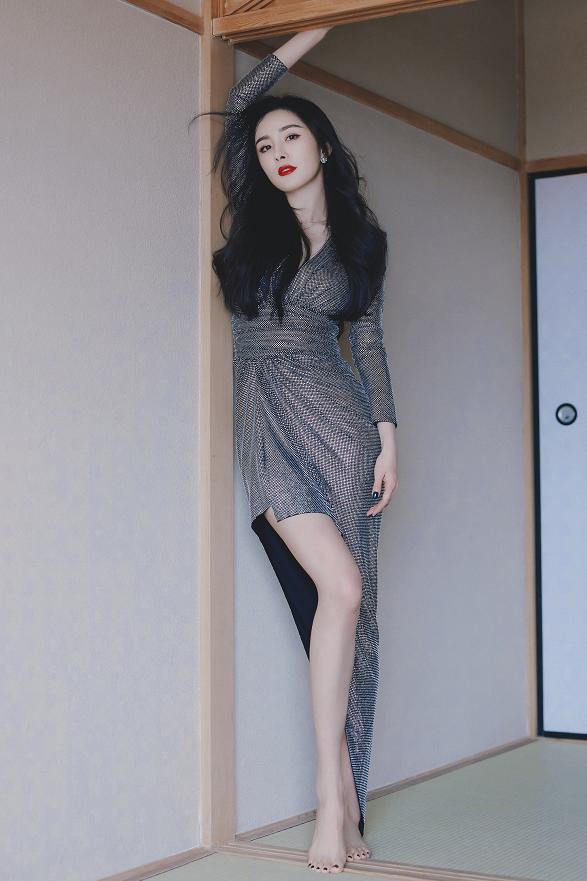 威神v删burberry相关，糊咖唯一资源没了，还被说立人设