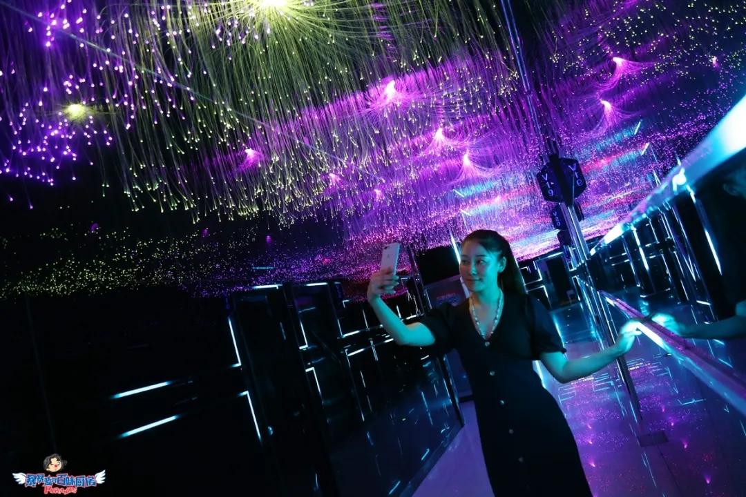 沈阳这家全自助的黑科技夜店风KTV，有机器人小妹可撩