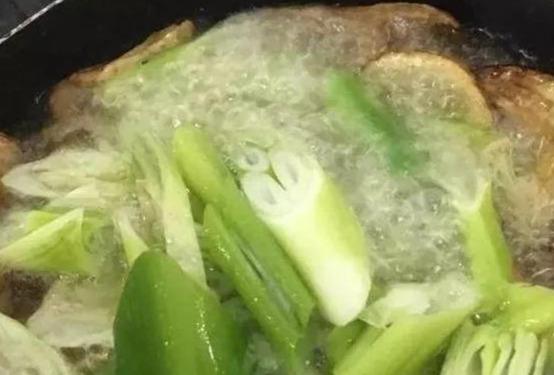 炸东西的油怎样处理一下才能用,炸花生米剩下的油怎么处理