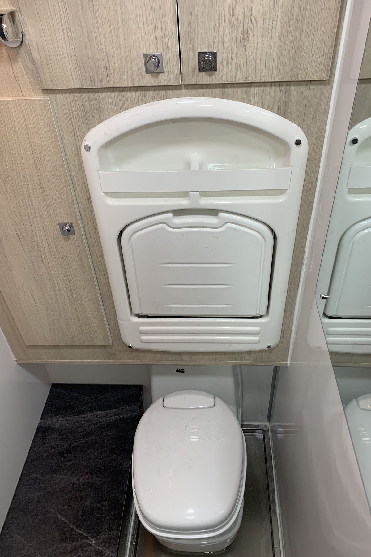 豪华b型拓展房车,卫航大通v90房车升降床