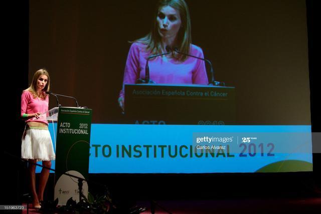 蕾蒂齐亚王后最新穿搭,45岁莱蒂齐亚王后穿衣搭配