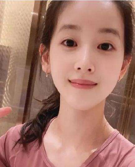 章泽天谈公园抽陀螺,章泽天教大爷抽陀螺