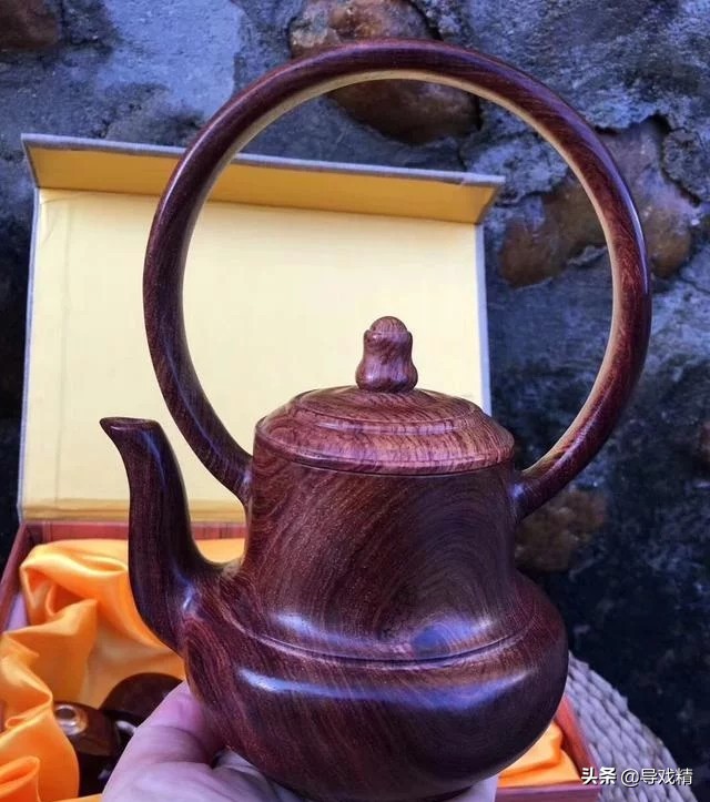 男子山上砍拐杖高价卖,男子花千元买根木头