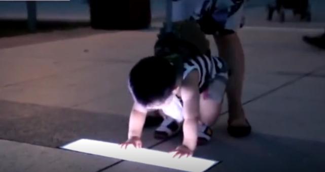 男孩喝碳酸饮料瓶爆炸,一小孩被喷泉水柱冲起