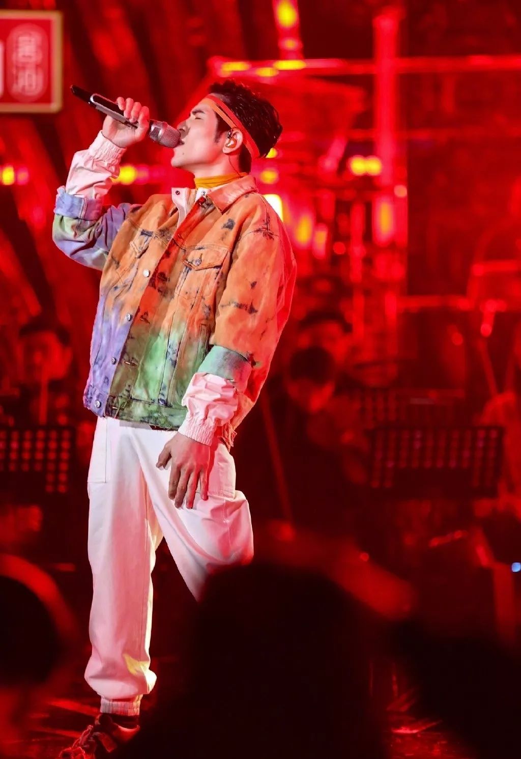 萧敬腾最新穿搭,萧敬腾黑西装造型