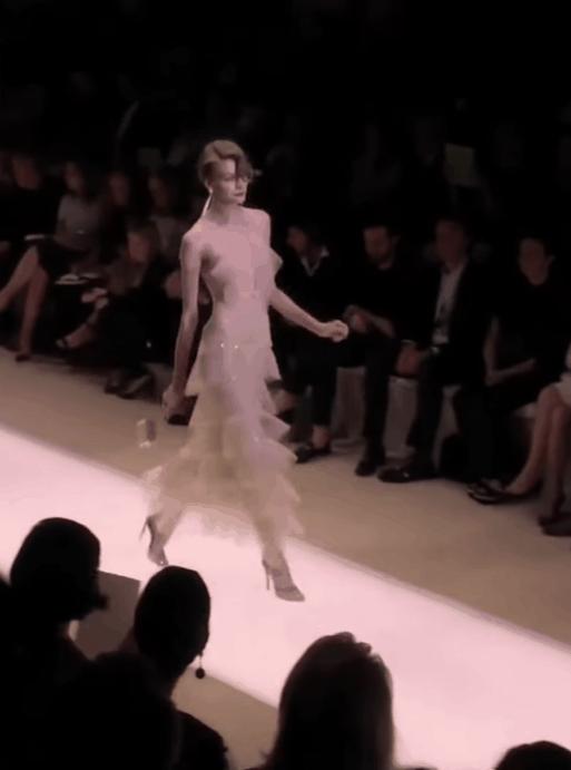 女明星红毯造型少不了它？网友：论优雅，还得是Armani的设计