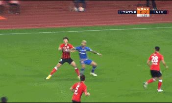 1红3黄0争议,韩国裁判MVP!91分钟暖心一幕,中超少见