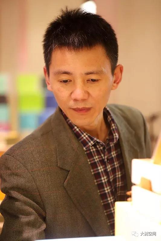 耐得住寂寞的进口文具店老板…26年，他成了文具界的达人