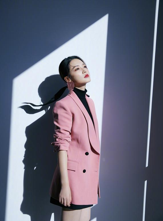 李沁红毯私服穿搭,李沁穿白色蕾丝裙美出新高度