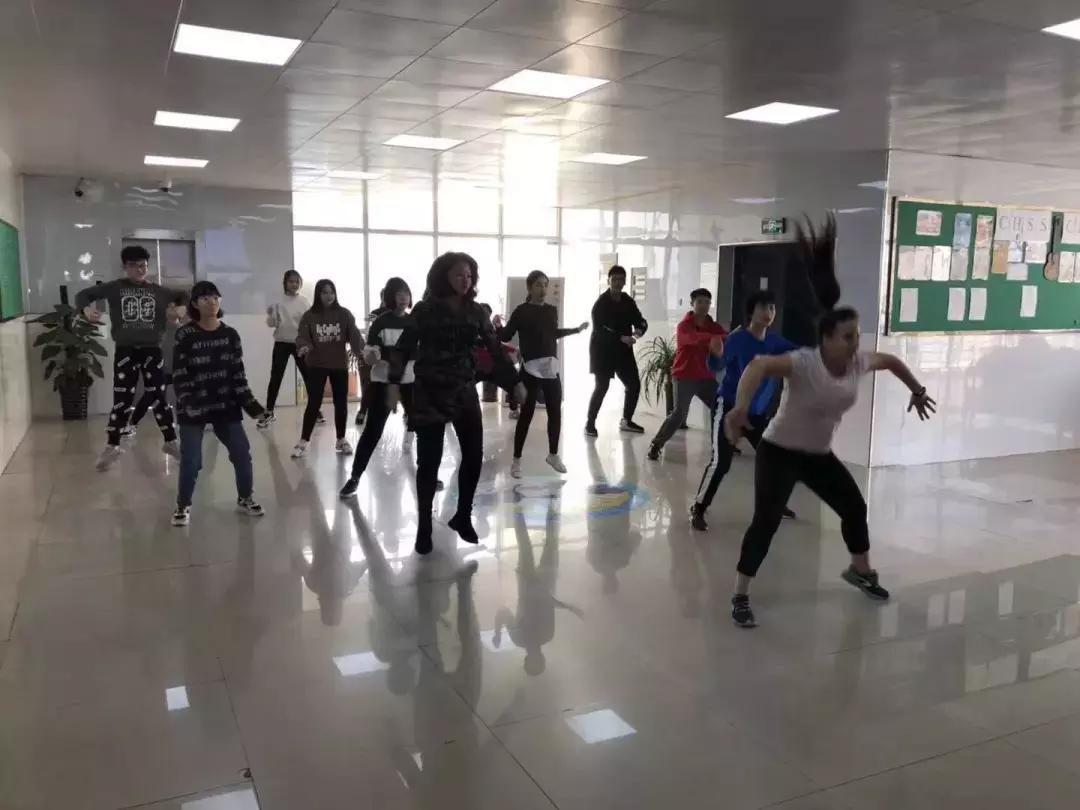 来听塔迪夫校长唱歌——“青春、奋斗、友爱”都在这首歌里了