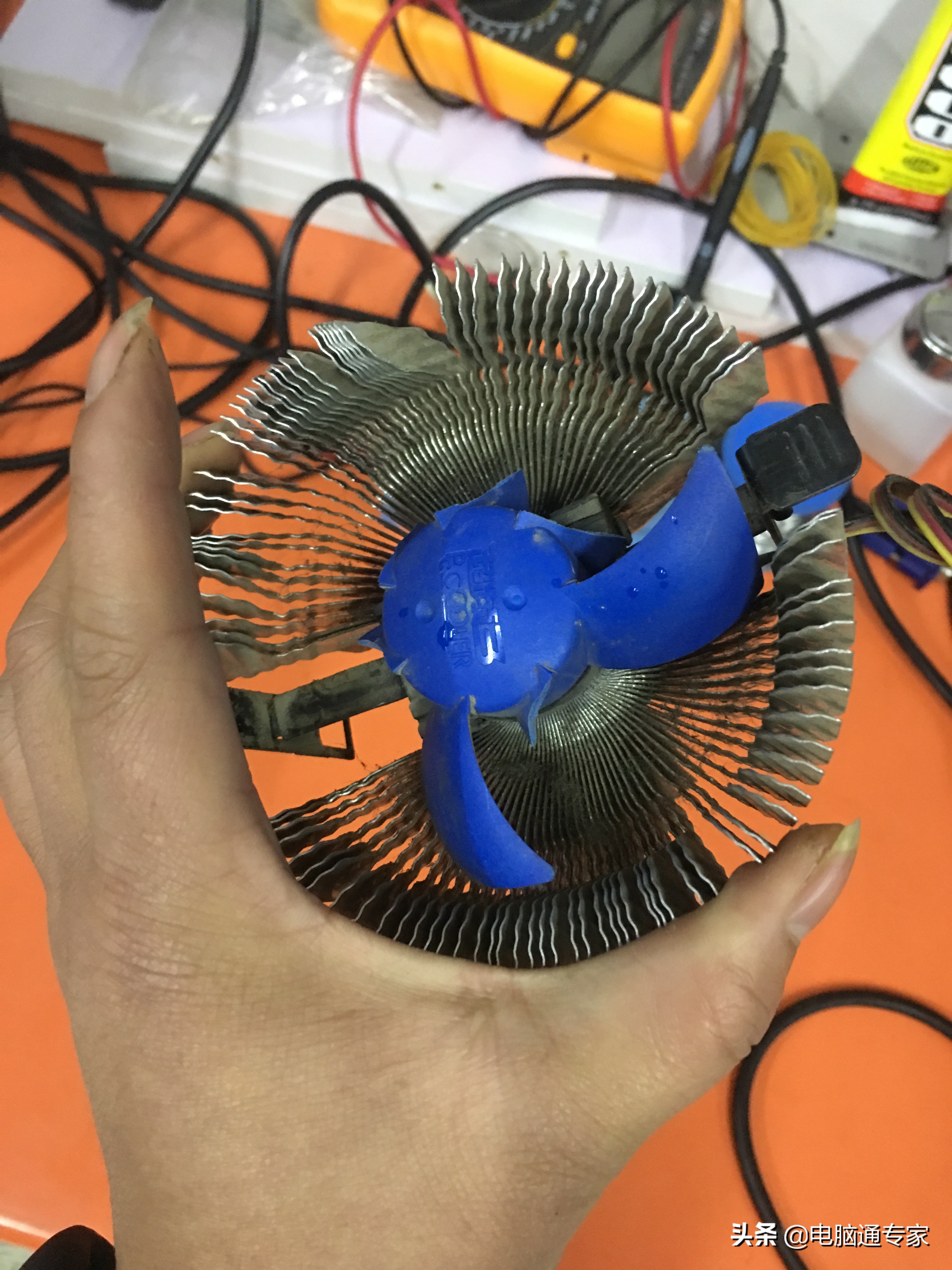 电脑风扇灰吹不掉,电脑风扇怎么清理全是灰擦不干净