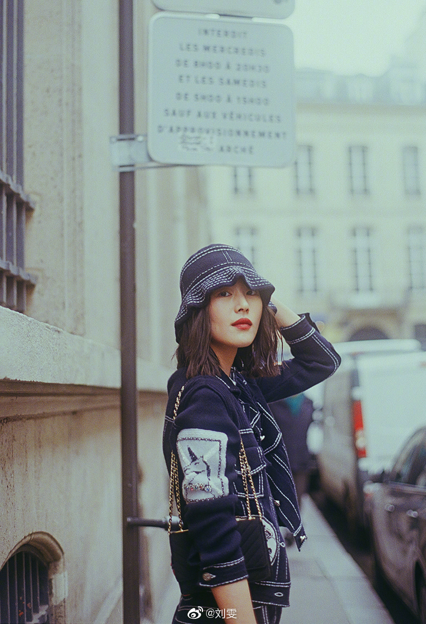 刘雯黑西装走红毯照片,刘雯露腰装量腿