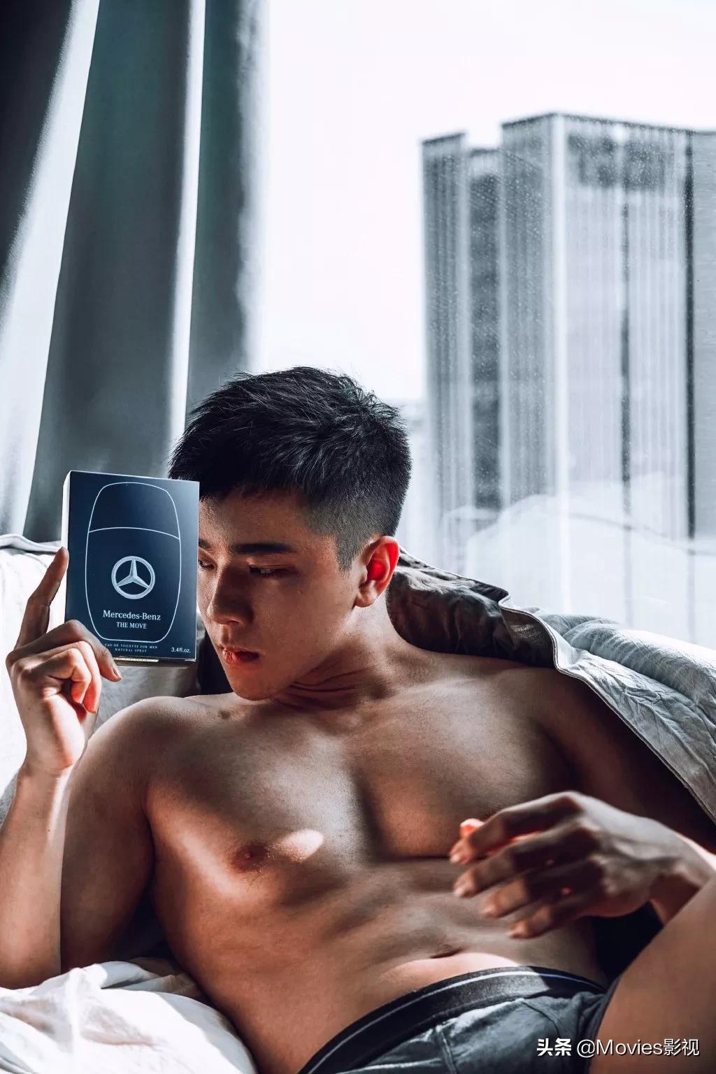 穿短裤比汪小菲还好看！奶凶腱子肉小狼狗，浴室照疯狂撩粉！