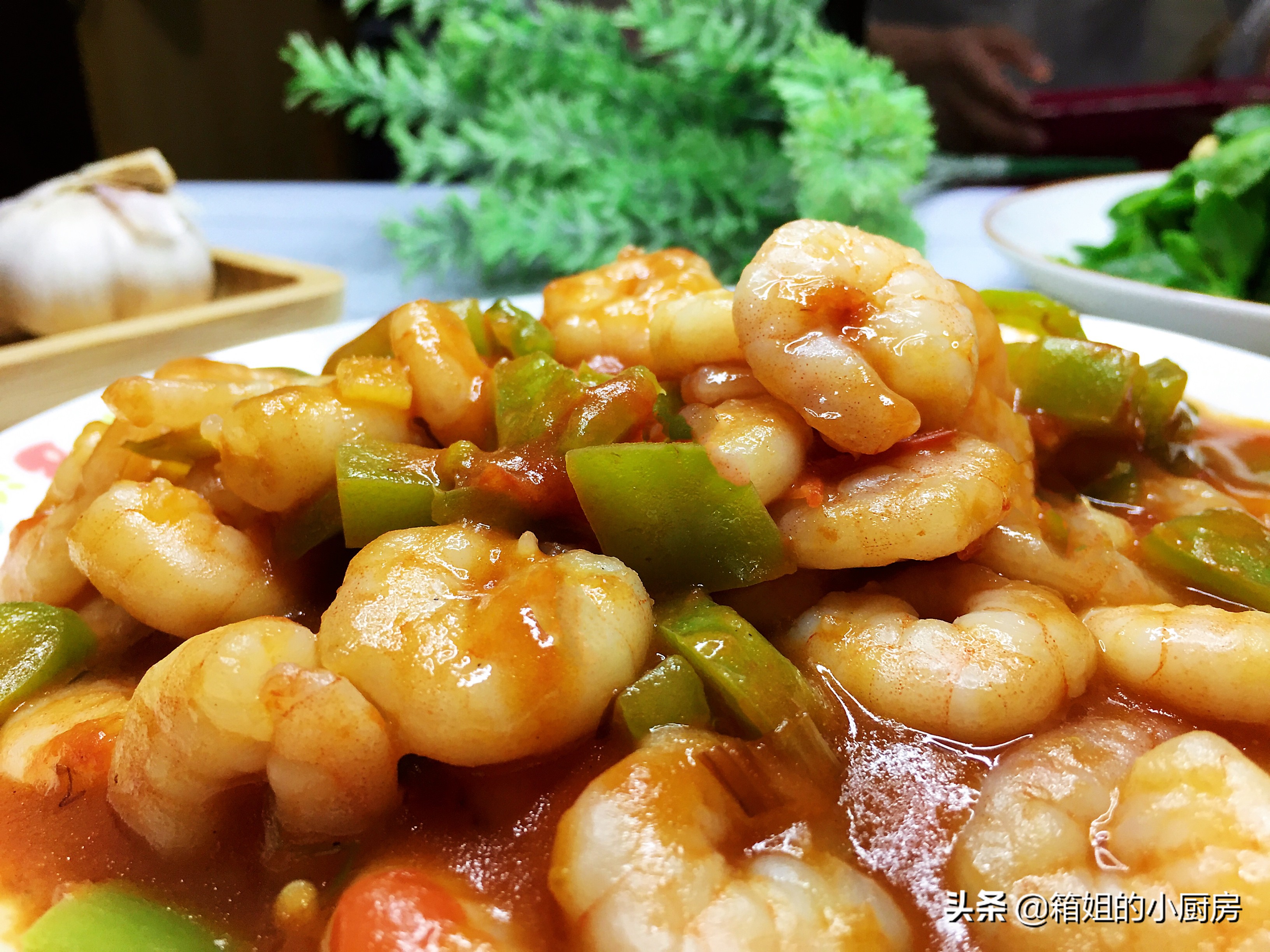 中午给大家分享一道西兰花炒虾仁,西红柿豆腐炒虾仁减脂