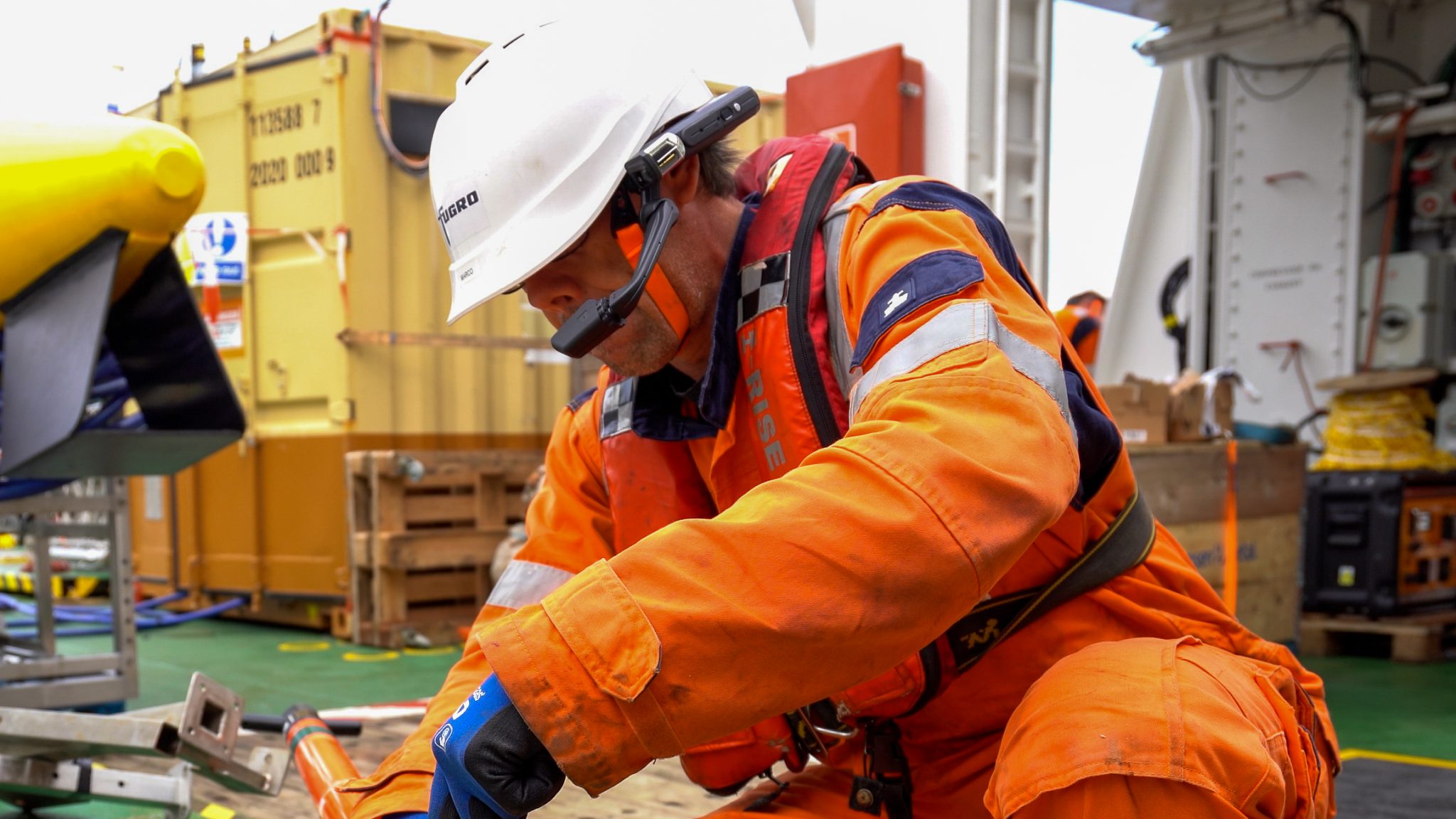 地学勘测数据专家辉固Fugro全球部署头戴计算机