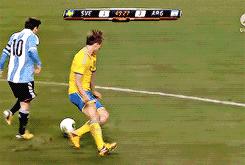 梅西观看自己过人,梅西过人的搞笑视频