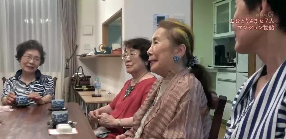 一辈子没结婚，7个单身女人买房同居10年，80岁了还染发.......