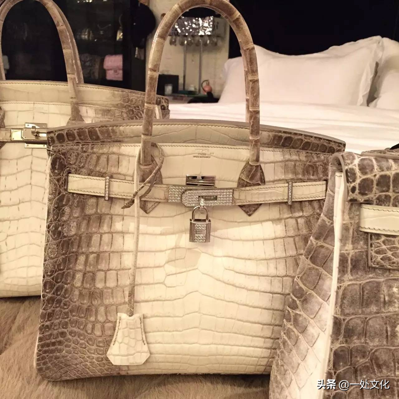 奢侈品包包成本不足卖价十分之一，凭啥卖得这么贵？