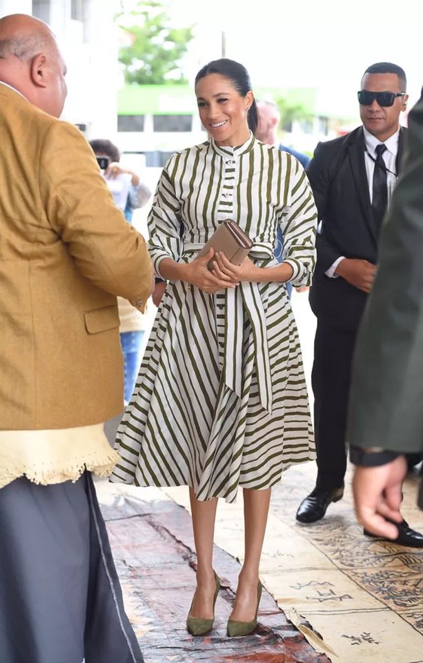 英国皇室Meghan大肚花过百万买孕妇装！