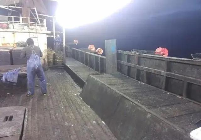 我在远洋船上捕鱼的日子，用啤酒跟俄国人换帝王蟹，香烟是硬通货