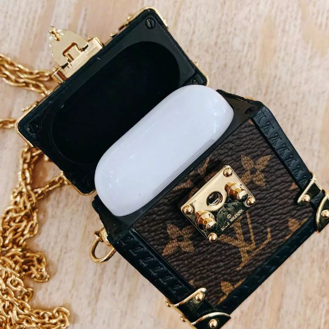 大饰所趋？不，现在时尚圈流行迷你套，连李佳琦都带货了