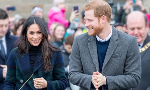 梅根出席王室活动不自信,梅根退出王室后首次见到女王