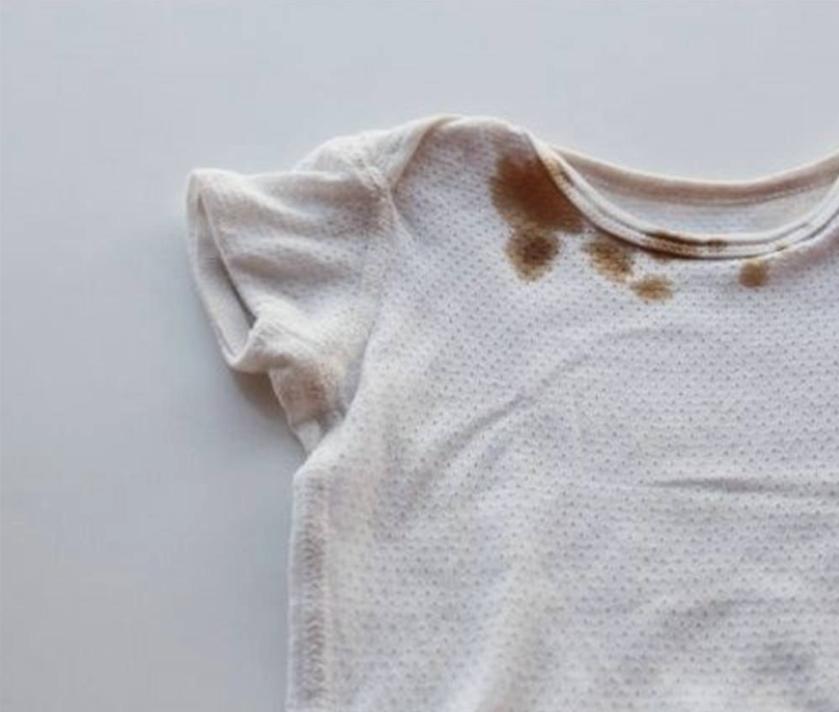 衣服上的油渍怎么洗才能彻底去除,衣服有油渍怎么清洗衣服