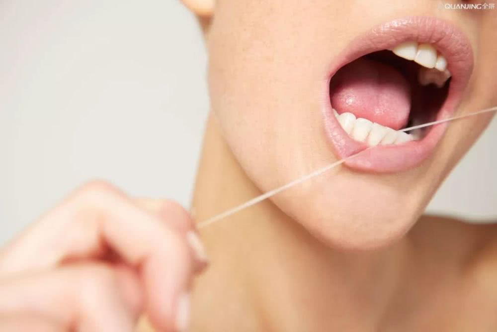 为什么从牙缝里掏出的残渣特别臭,为什么牙缝中的东西掏出来很疼