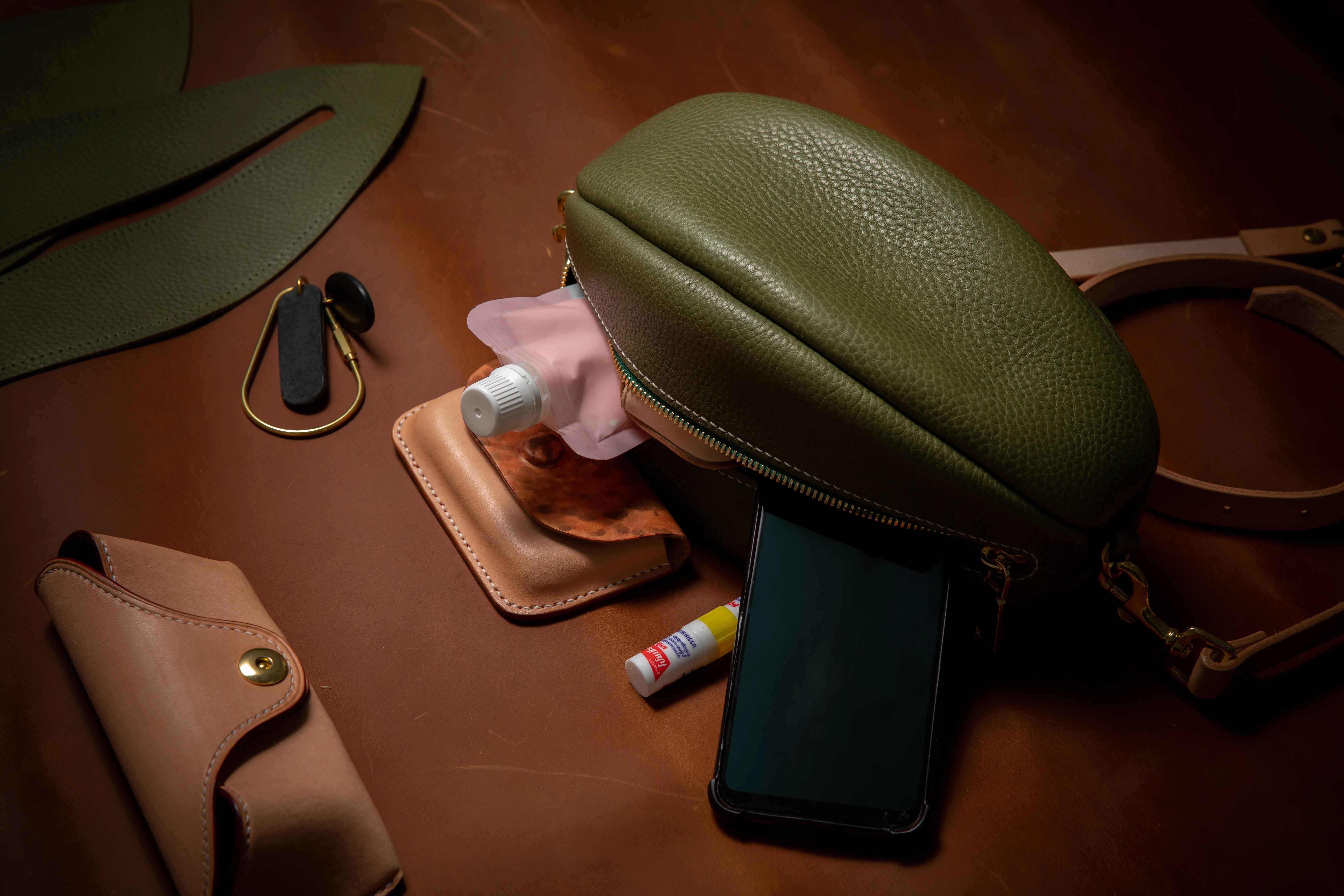 手工皮具橄榄球包制作,橄榄球型包包制作