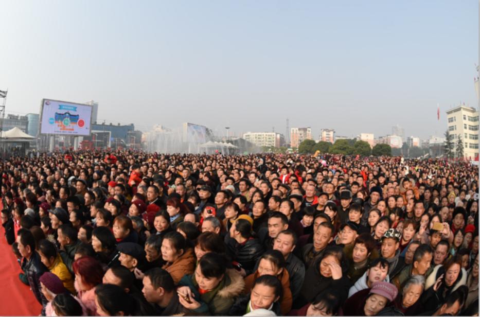 广元市老城小西街嘉陵广场,看看广场有多热闹