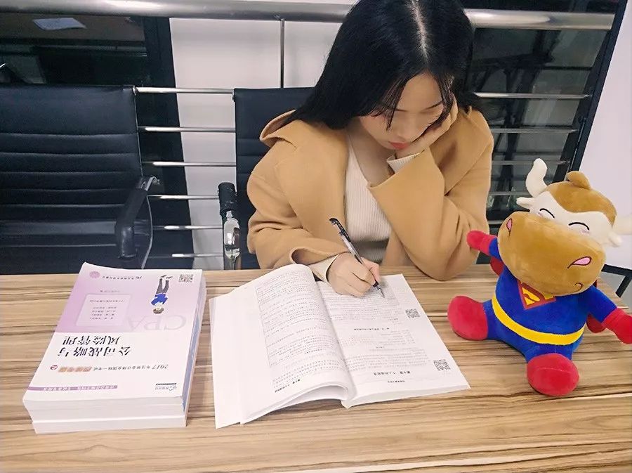 采访了100名初级会计职称学霸,我发现他们都有这个“共同点”