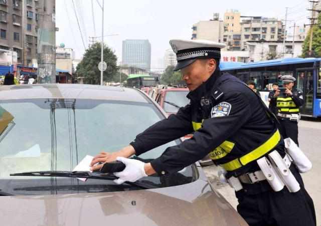 看见交警贴条的时候可以阻止吗,看到交警贴单可以申诉吗