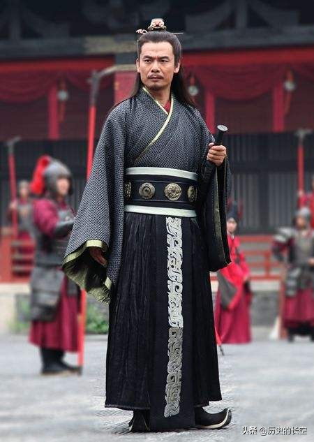 为什么古人的鞋子往上翘,古人的鞋子为什么都是鞋尖朝上的