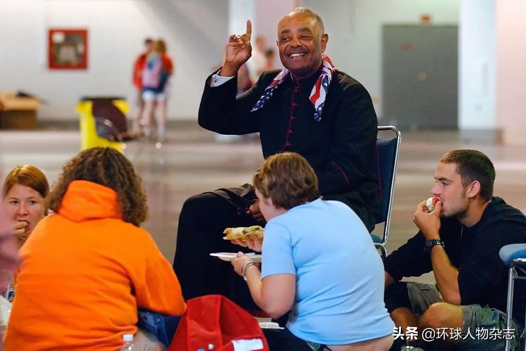 美首位黑人红衣主教出现！拿着10个博士学位，戳穿特朗普“摆拍”，传奇无人敌