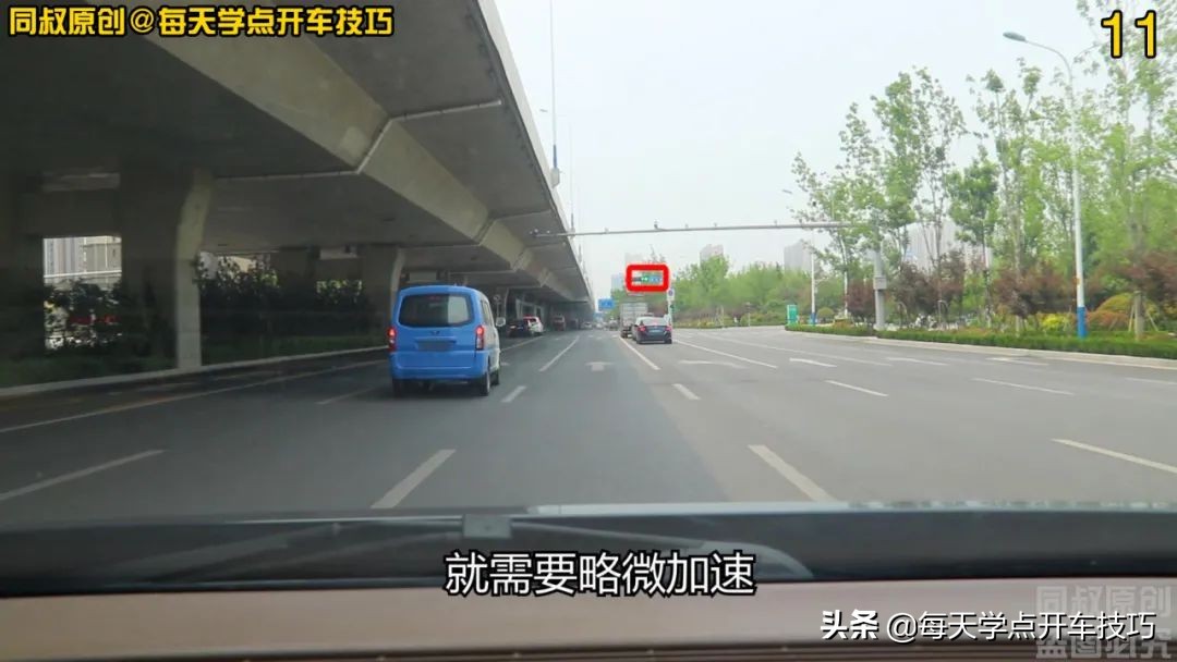 路口绿灯闪烁如何判断该停该过,路口绿灯过线中途变黄灯了停哪里