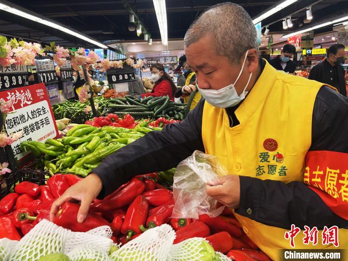 兰州银发志愿者乐当“代购”：日行4万步，为隔离户解“宅”忧