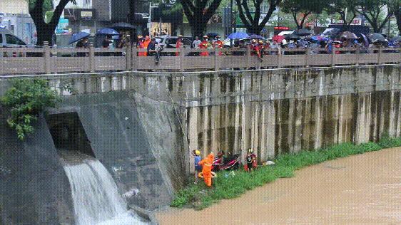 深圳暴雨致多人被困消防紧急救援,深圳暴雨引发洪水浸死车内司机