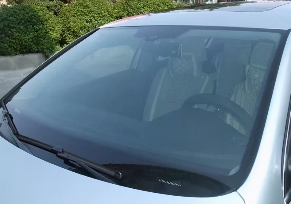 玻璃油膜影响行车安全,玻璃油膜对行驶有什么危害呢