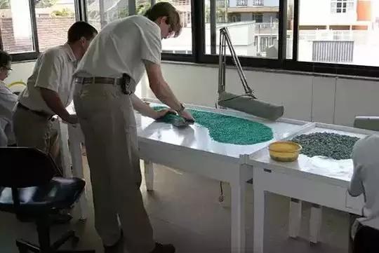 巴西奶奶绿这么贵是有道理的，开采太难了！都是高科技
