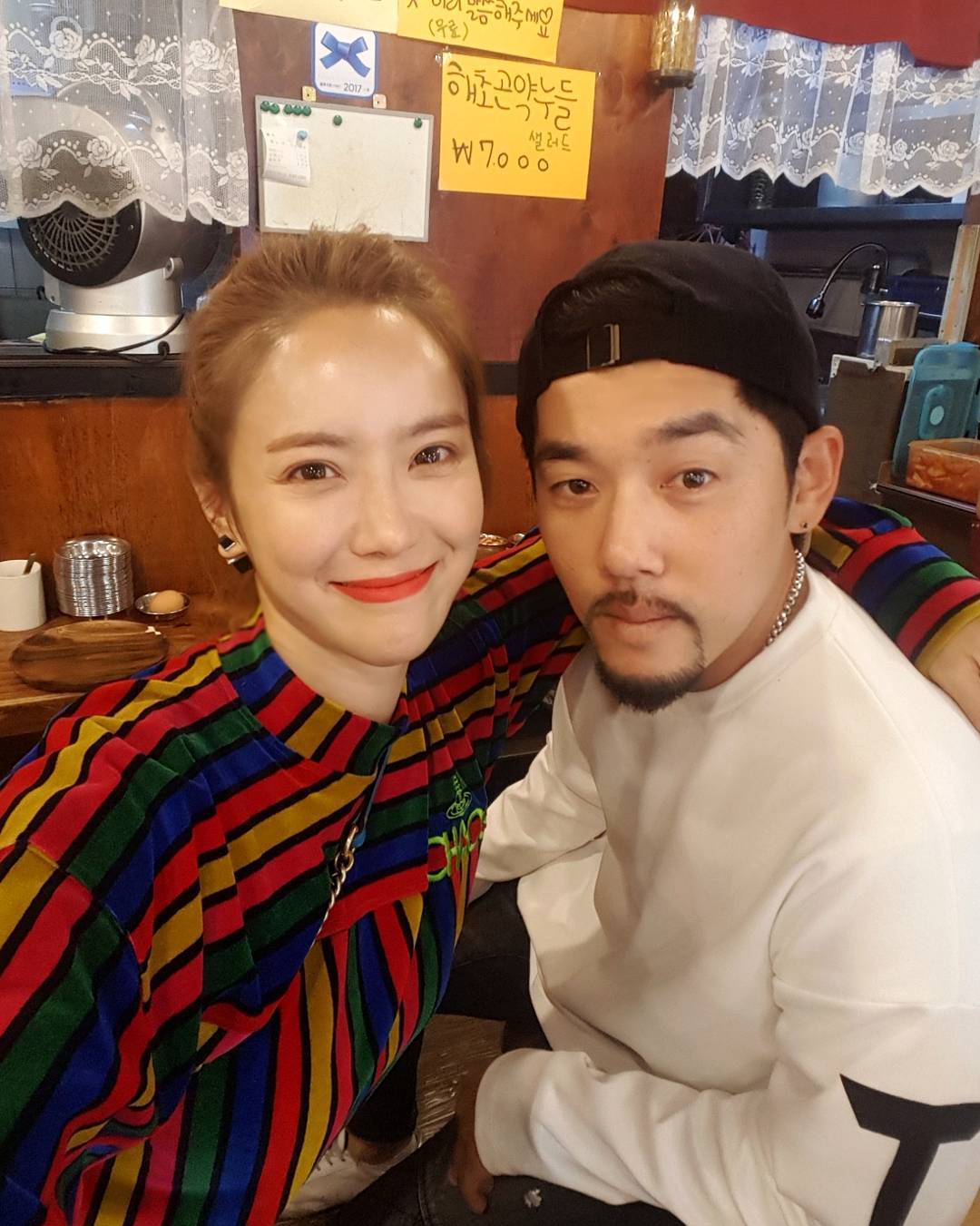 韩女星刘荷娜“越界”了?与公公互动亲密,还称老公安装隐藏相机