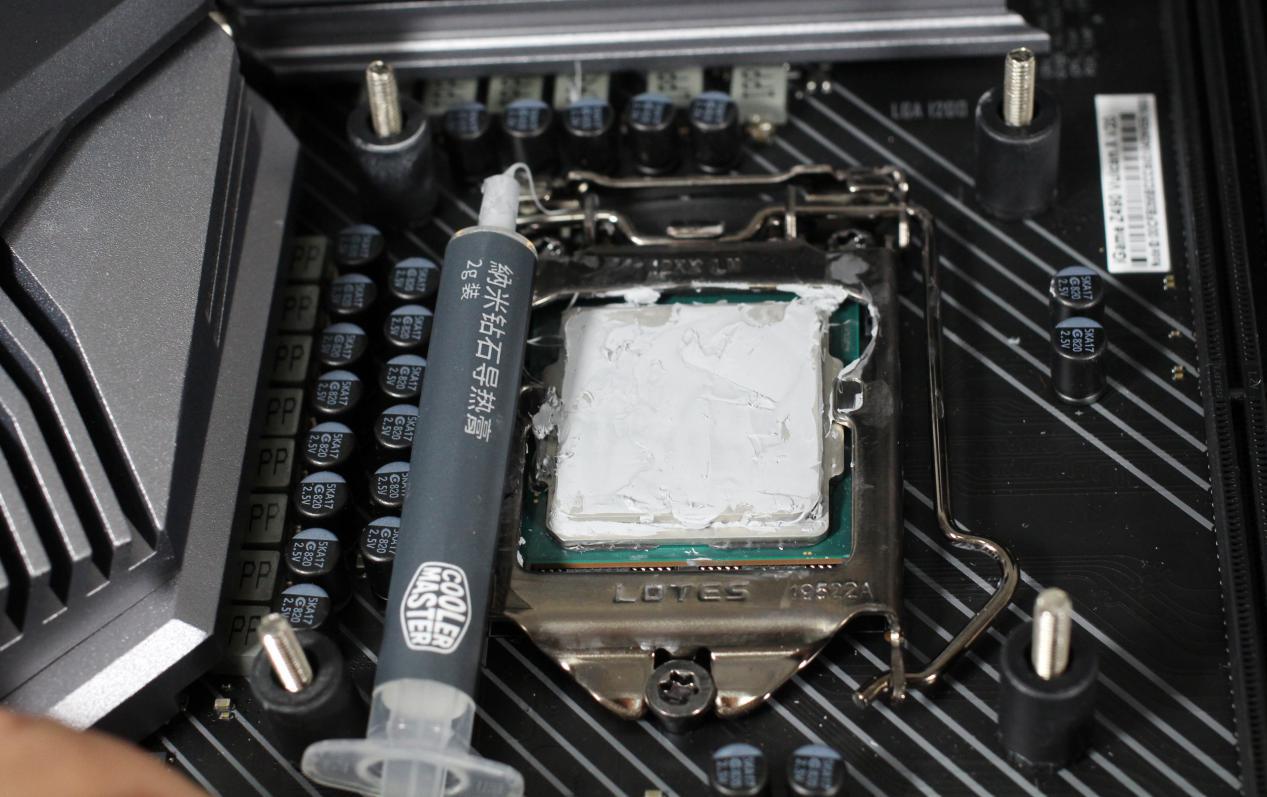 三款主流硅脂横评：谁能为十代酷睿散热解忧？