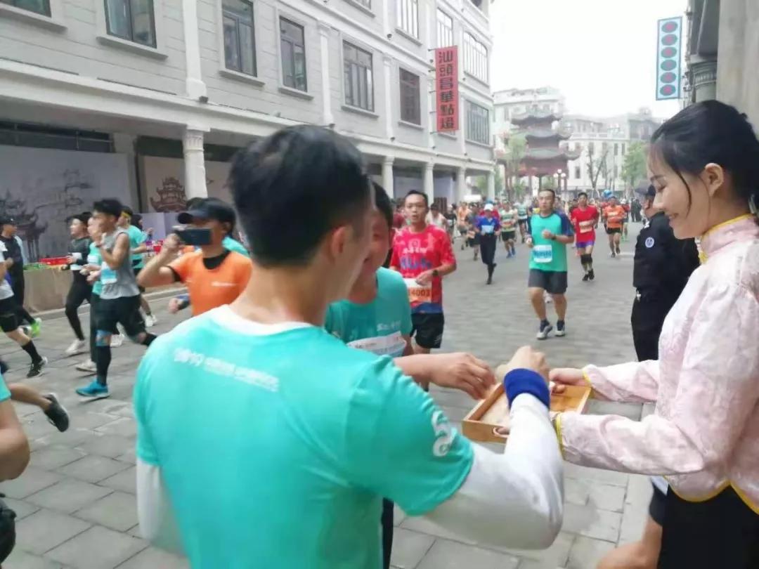 在街头当志愿者,凌晨四点出门当志愿者